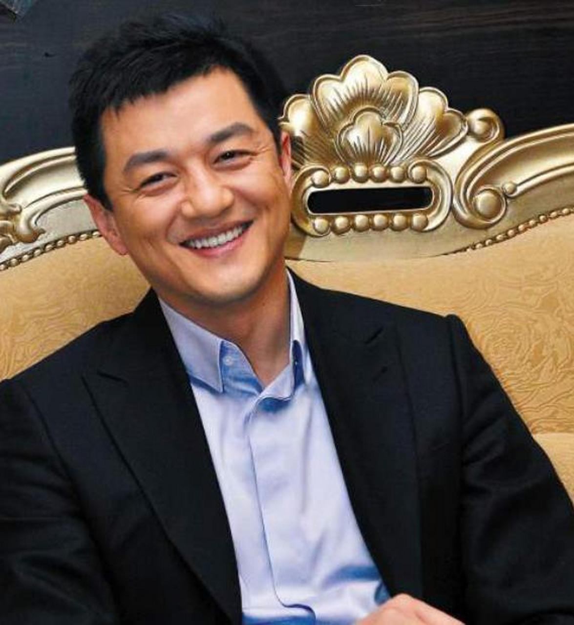 李亚鹏作为知名的演员,自从和王菲离婚后,名声便一落千丈,唯一能让她