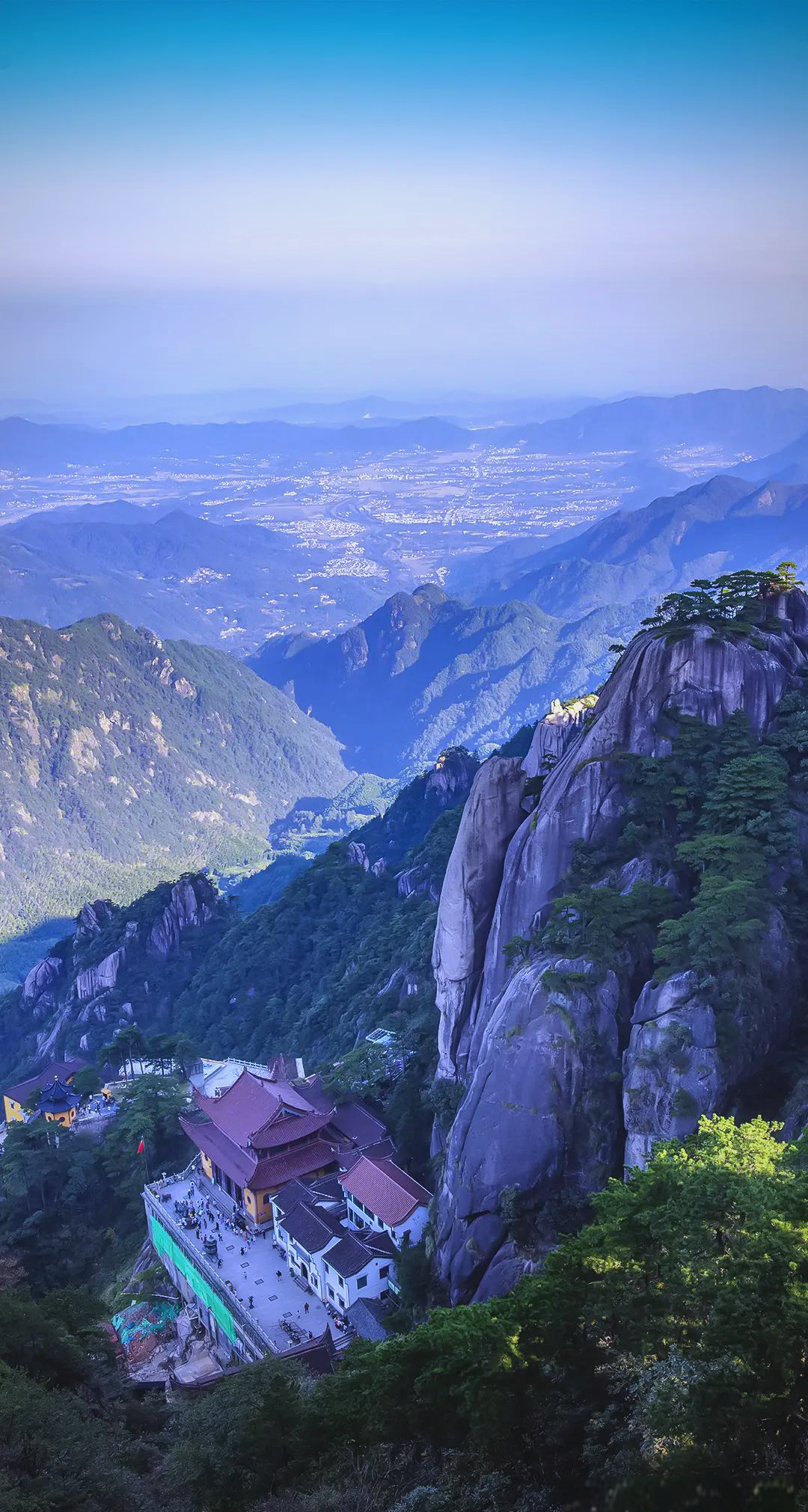 总之,九华山不仅以其壮美的自然风光吸引游客,更承载着深厚的人文历史