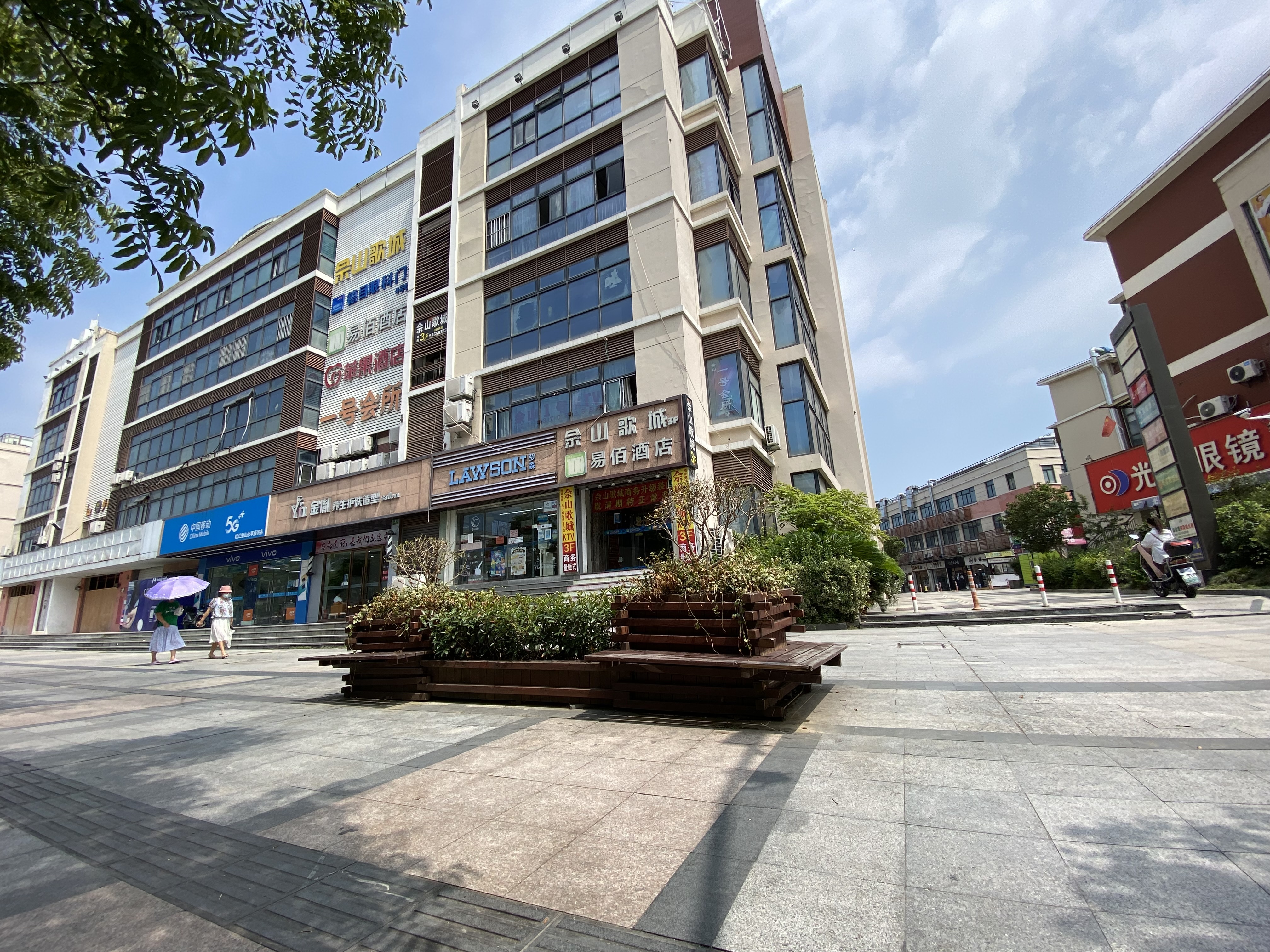 夏令热线商业广场花箱配套座椅破损佘山镇尽快更新并排查整改类似情况