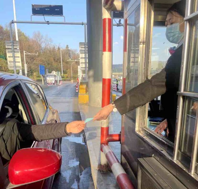 春节期间,云南5个收费站试点机打通行纸券