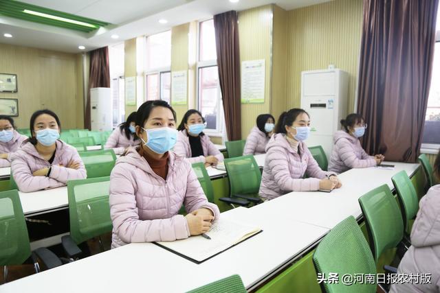 郑州市郑东新区普惠路第二幼儿园学习全国劳模先进事迹 唱响新时代