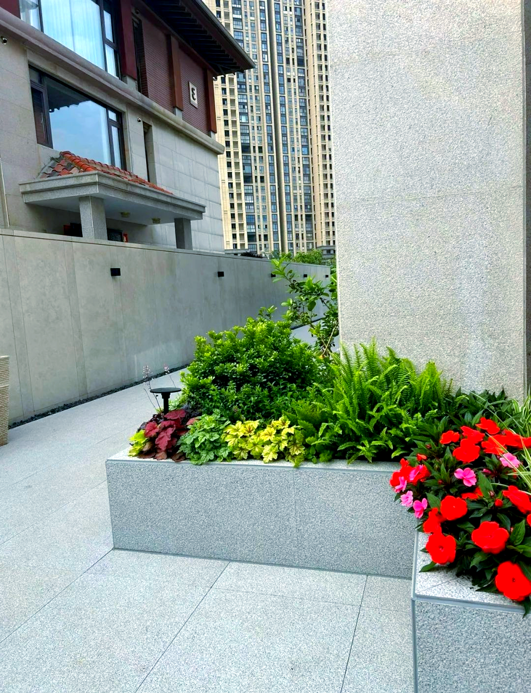 天然花岗岩小院地铺石:打造舒适,美观的庭院环境