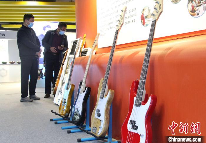 鄌郚乐器超八成出口海外 "吉他小镇"发布自主品牌