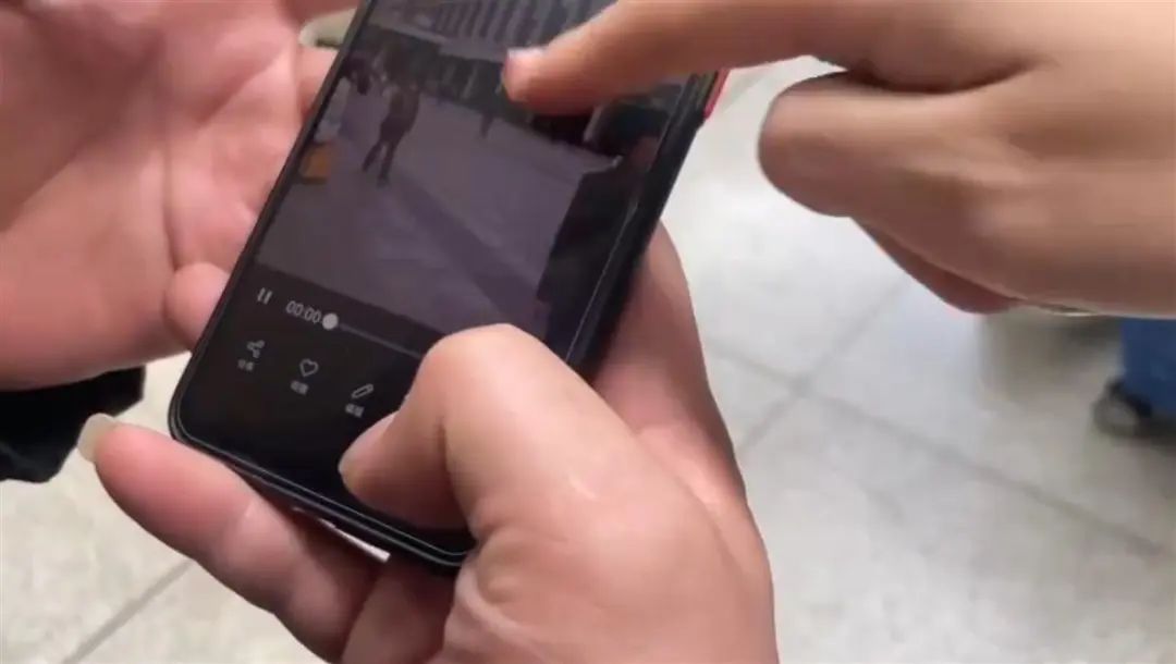 女子发视频称在火车站被偷拍,现场检查对方手机,最新回应!