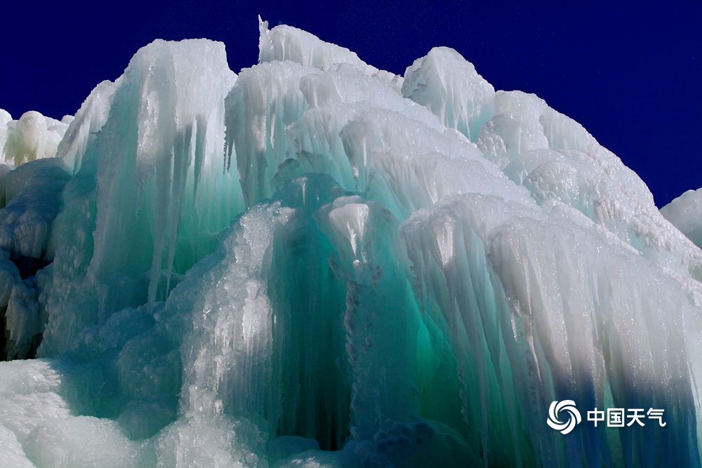 北京延庆冰瀑晶莹剔透 千姿百态蔚为壮观