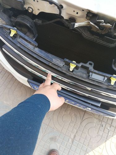 汽车中网怎么拆卸?