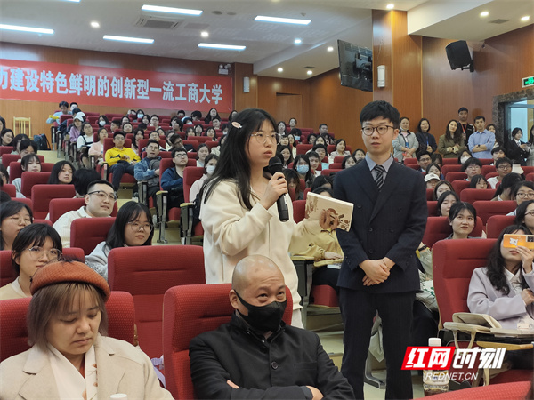 作家马伯庸走进湖南工商大学 讲述大历史与小细节