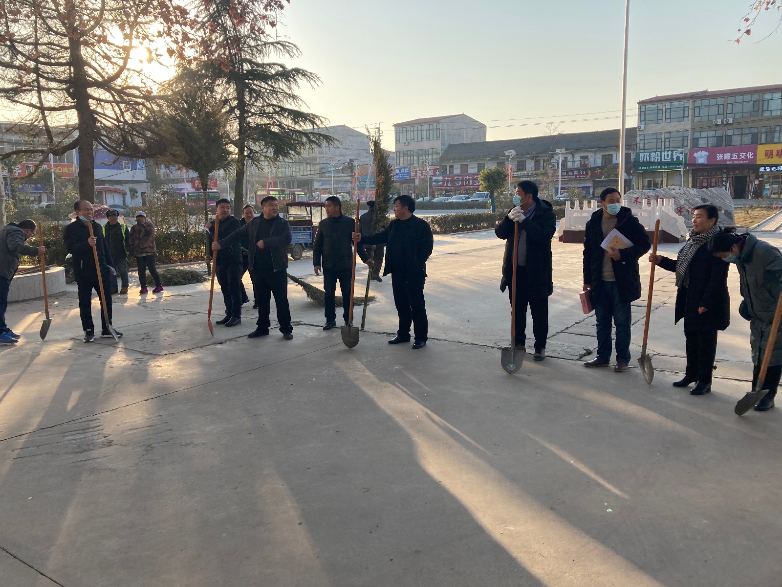 杞县湖岗乡:领导干部带头打扫卫生 大力推进人居环境整治