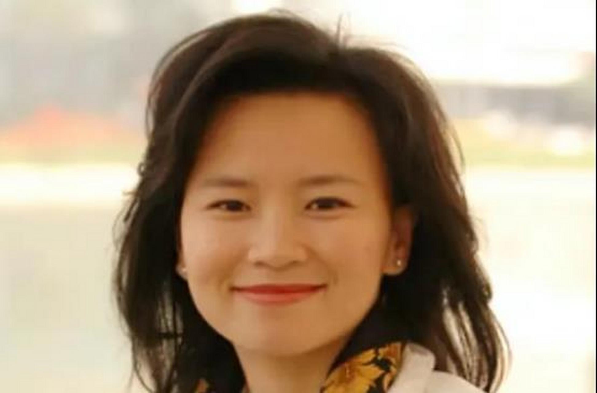 2020年像往常的一天,央视著名主持人成蕾,在访谈节目中聊得太过兴奋