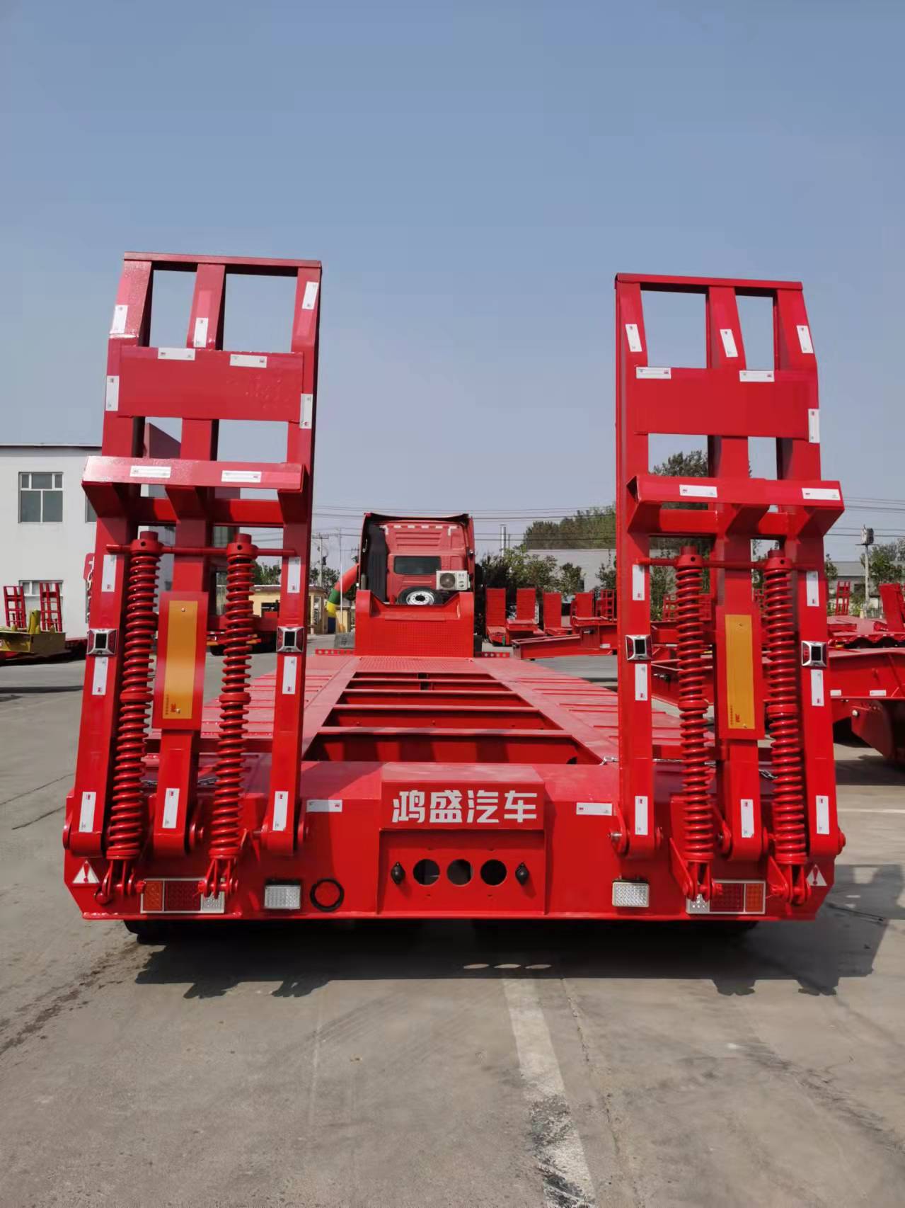 平板全挂车在工厂企业码头货物转运的使用