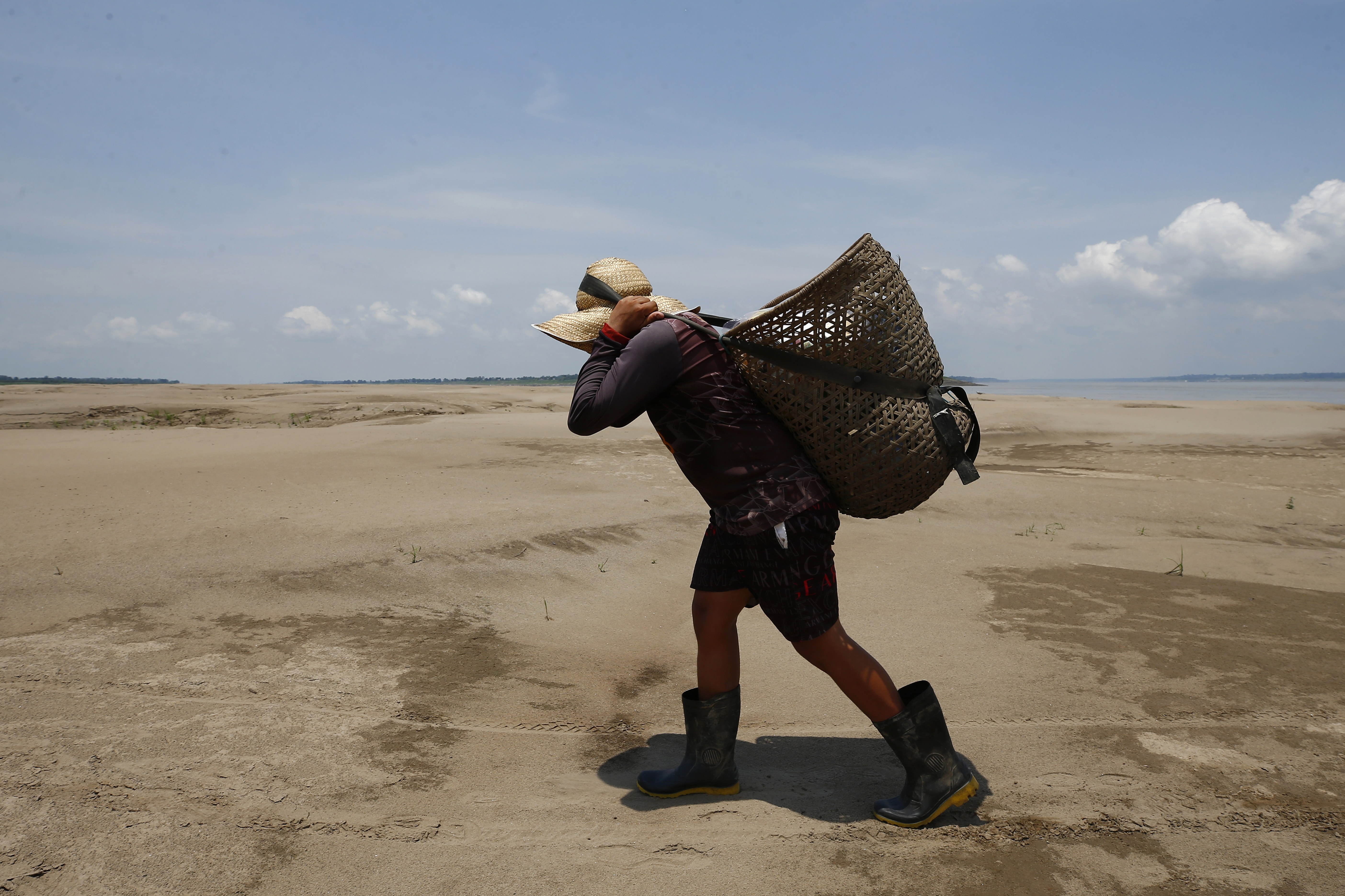 巴西亚马孙:领取援助物资