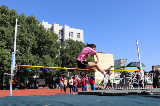 襄阳市第二十四中学被授予"湖北省体育传统特色学校(田径)"荣誉称号