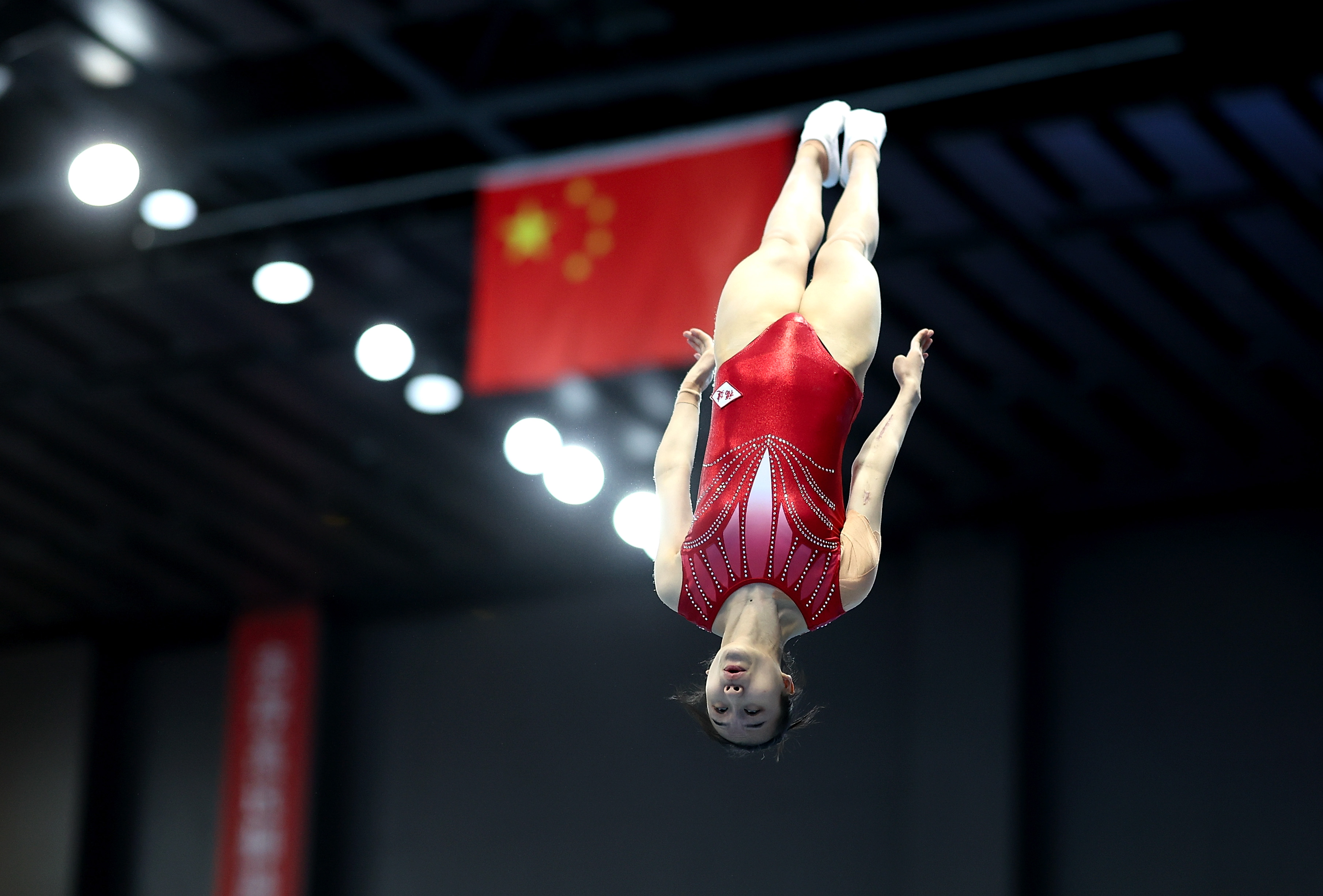 全国蹦床冠军赛:朱雪莹获女子网上个人冠军