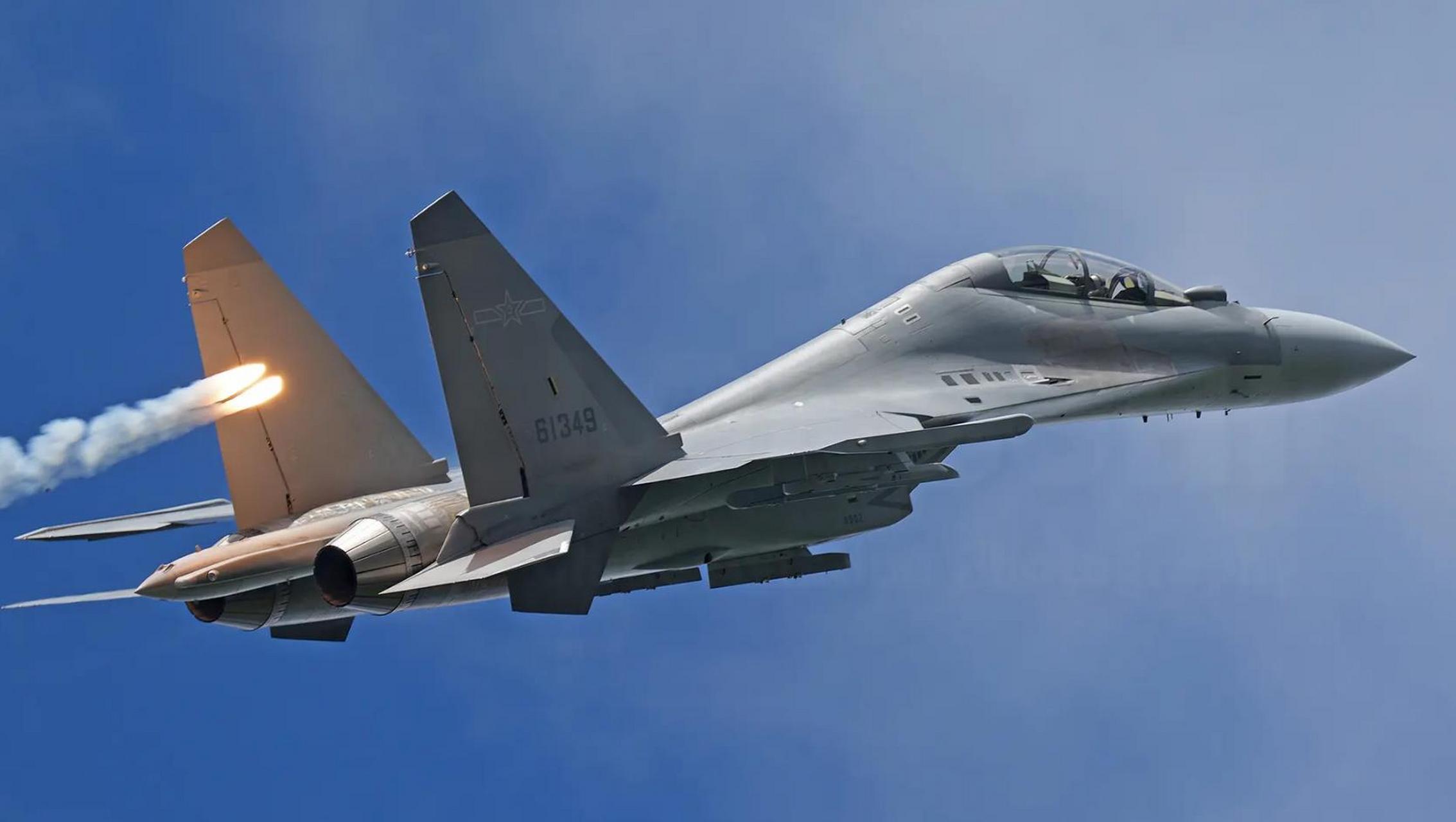 解放军歼16近距离拦截外机画面曝光# 中国空军歼