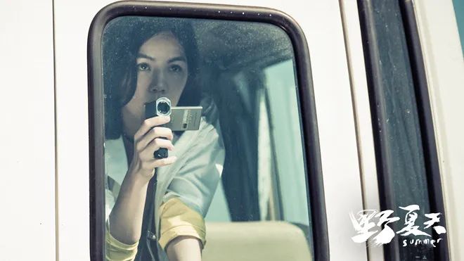 聚焦中国电影丨《白鹤亮翅》导演魏书钧晒和易烊千玺合照