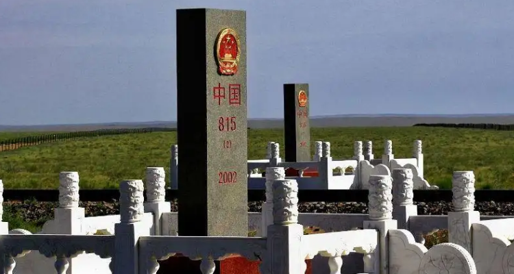 在我国与邻国接壤的陆上边界线中,最长的是什么边界