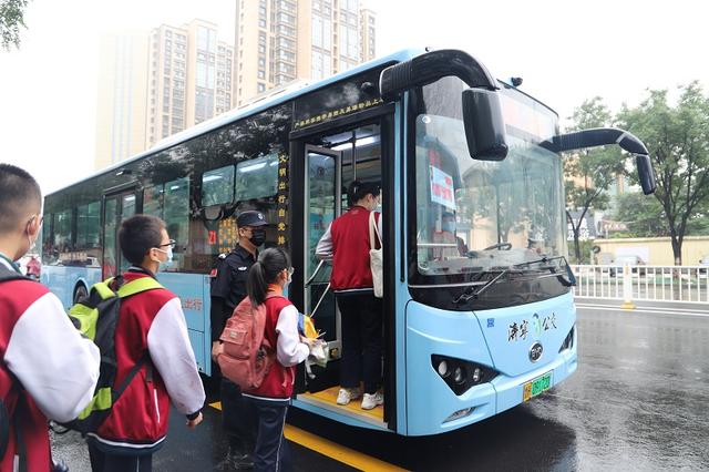 新学期首日,坐上助学公交的小朋友收到一份"开学礼"