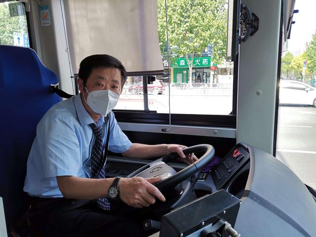 在武汉当公交司机25年,谢光荣用劳动诠释对第二故乡的爱