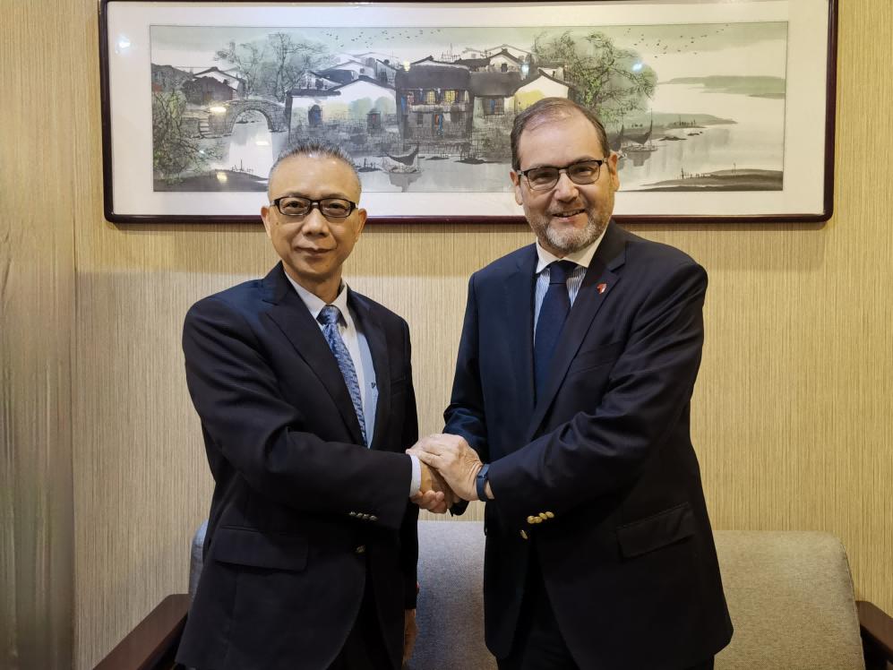 徐步院长会见智利驻华大使乌尔塔多