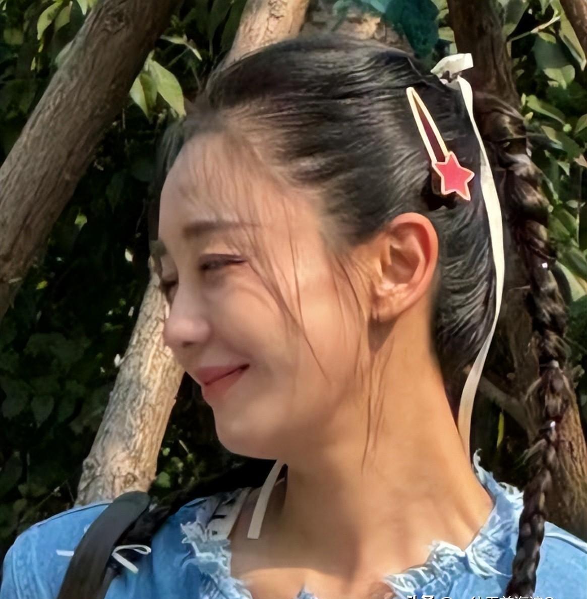 36岁李菲儿浙江录综艺,大腿粗壮胖20斤,下巴分层疑医美失败!