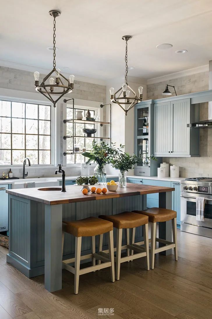 结合了颜色和质地,美学和功能的完美美式乡村厨房