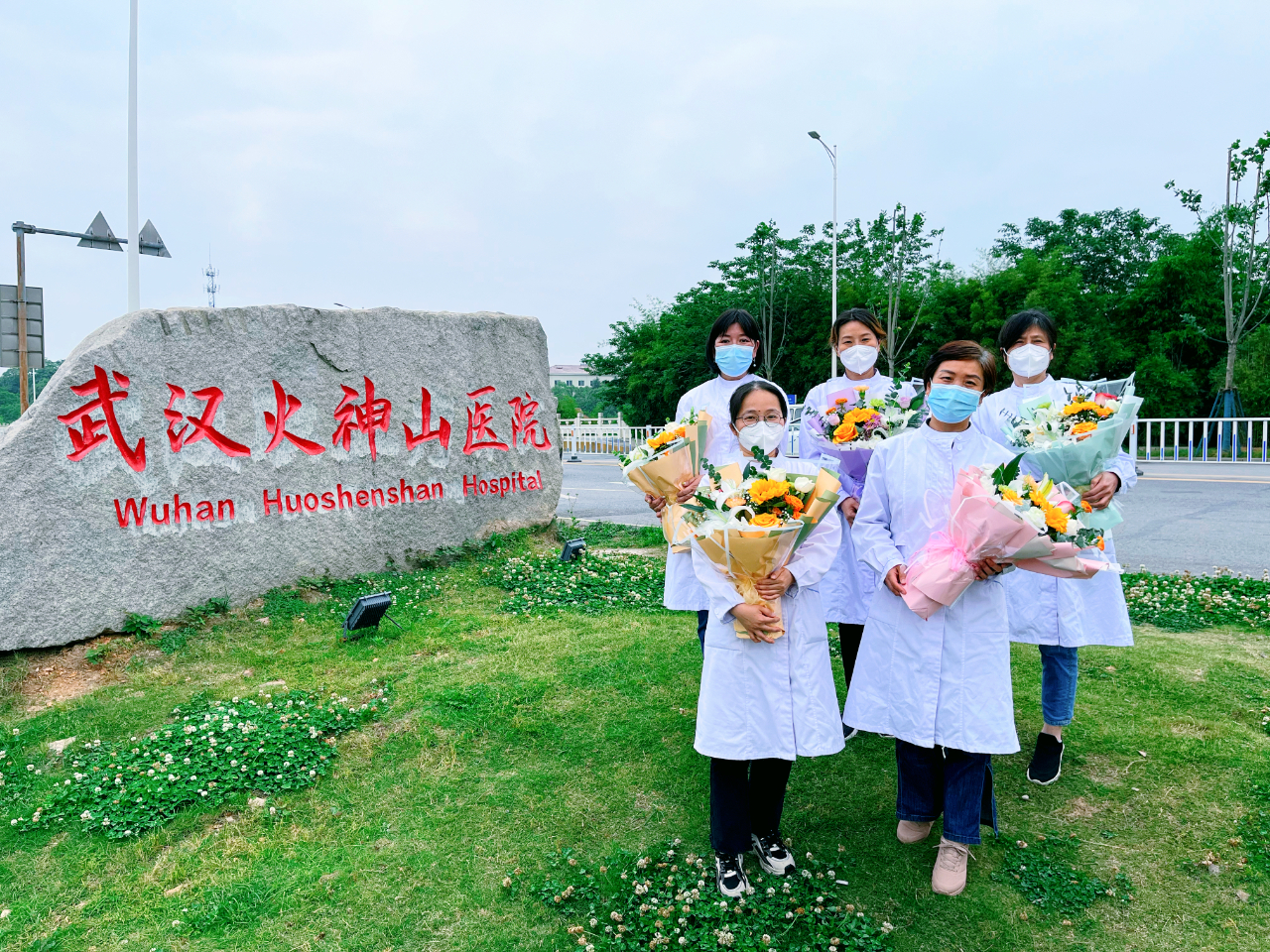 "火神山"医院原一线建设者致敬白衣天使守护英雄城市