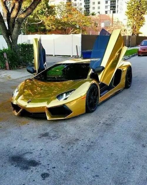 5亿人民币的黄金跑车,但它其实并不存在,只是电影《天降奇兵》中的