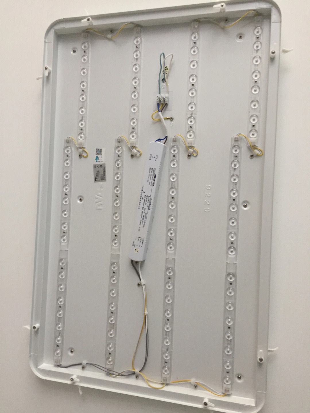 led灯条一半亮一半不亮怎么回事?