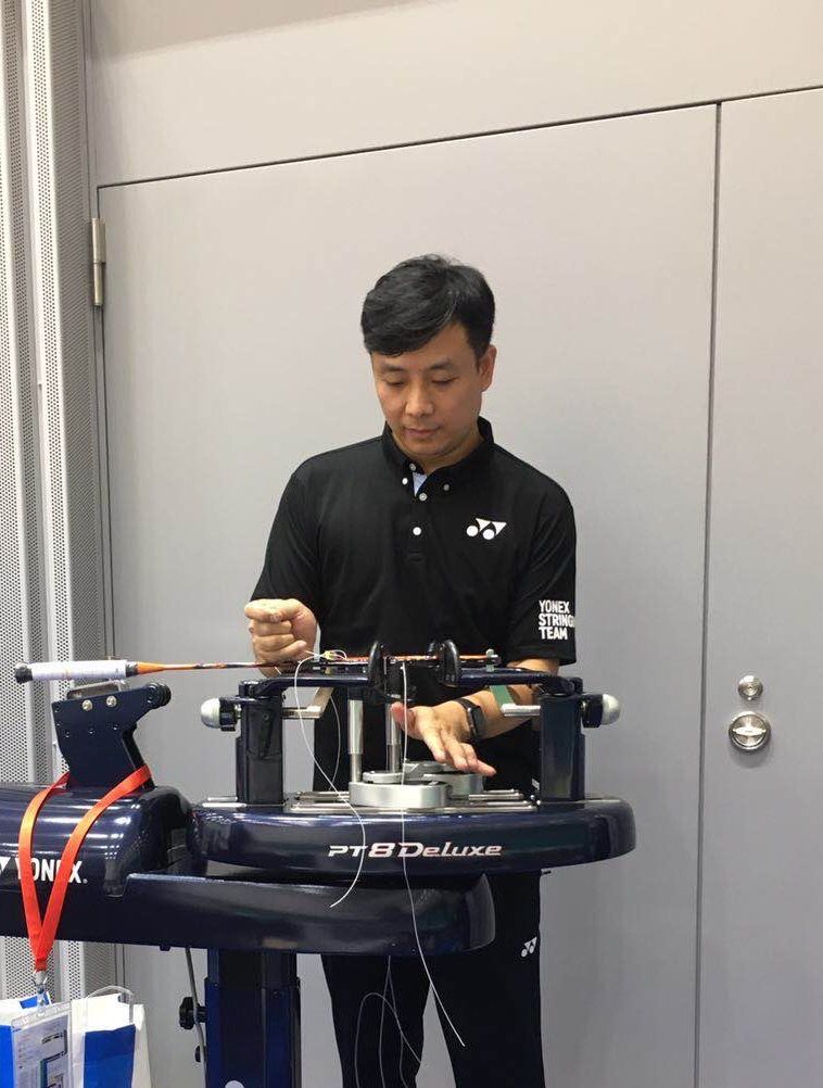 看见幕后英雄丨国羽集训期间,穿线师日均工作10小时穿拍30个