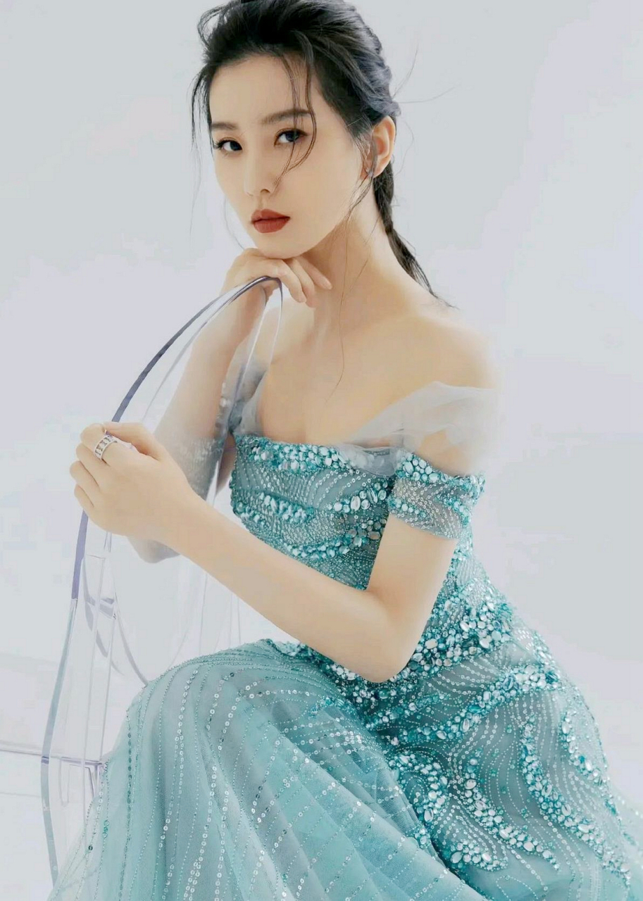 为刘诗诗圈粉 气质女神刘诗诗身着亮片装饰的浅蓝色蕾丝上衣连衣裙