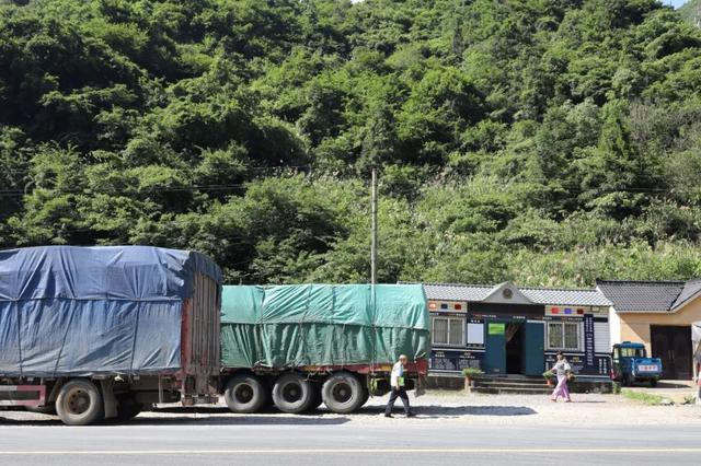 這4個黨齡加起來100歲的老男人鎮住了