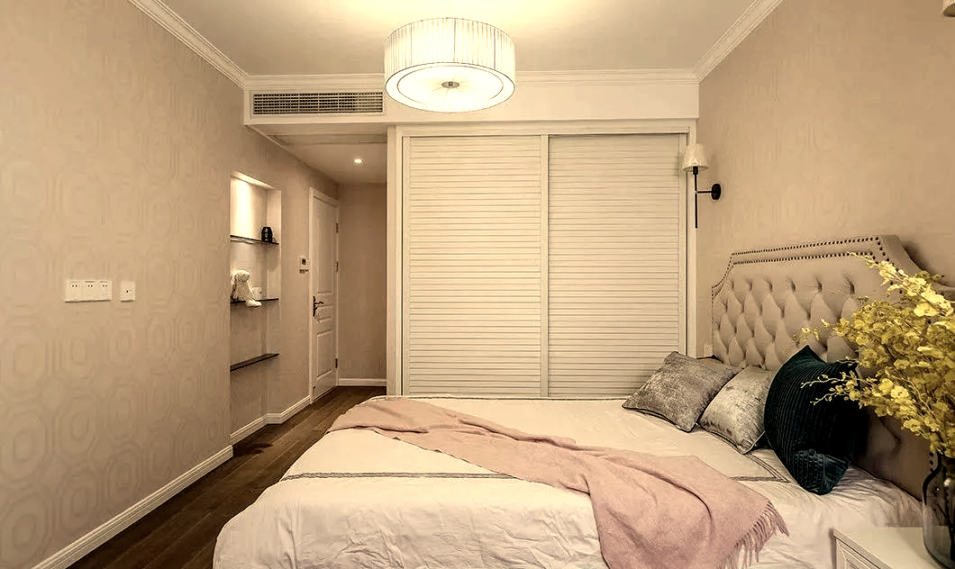 小户型卧室床尾墙的设计,如何打造实用收纳空间?