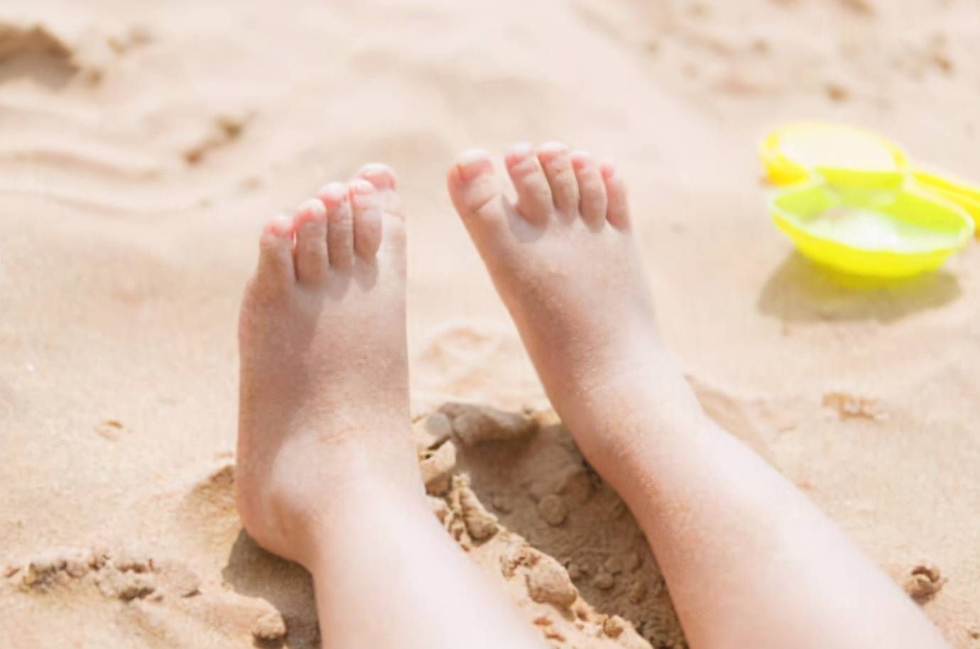 宝宝站立时,脚老是向外撇着是足外翻吗?要不要做手术?