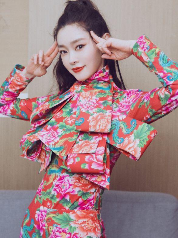 女明星穿花棉袄大比拼,张馨予很美,但冠军还得是巩俐