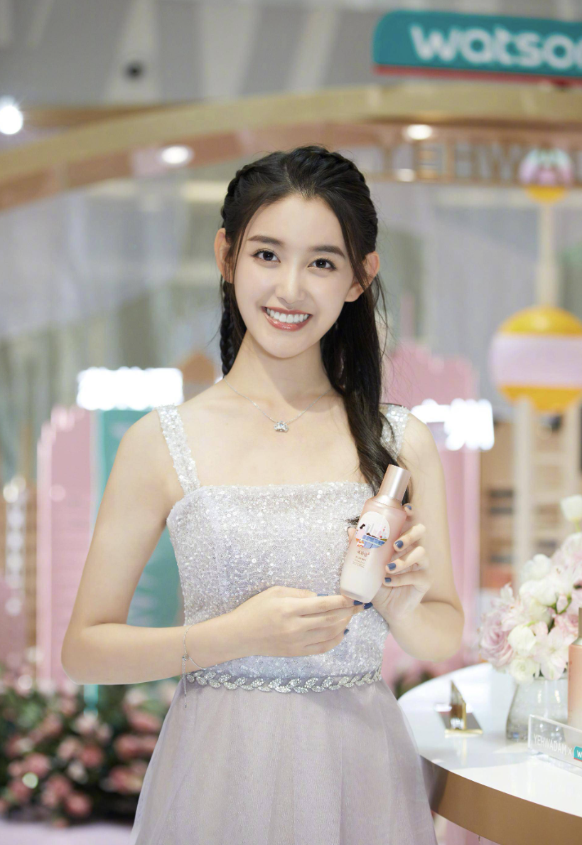 00后浓颜系小花蒋依依,1/4的德国混血颜,英气又明艳有女主相