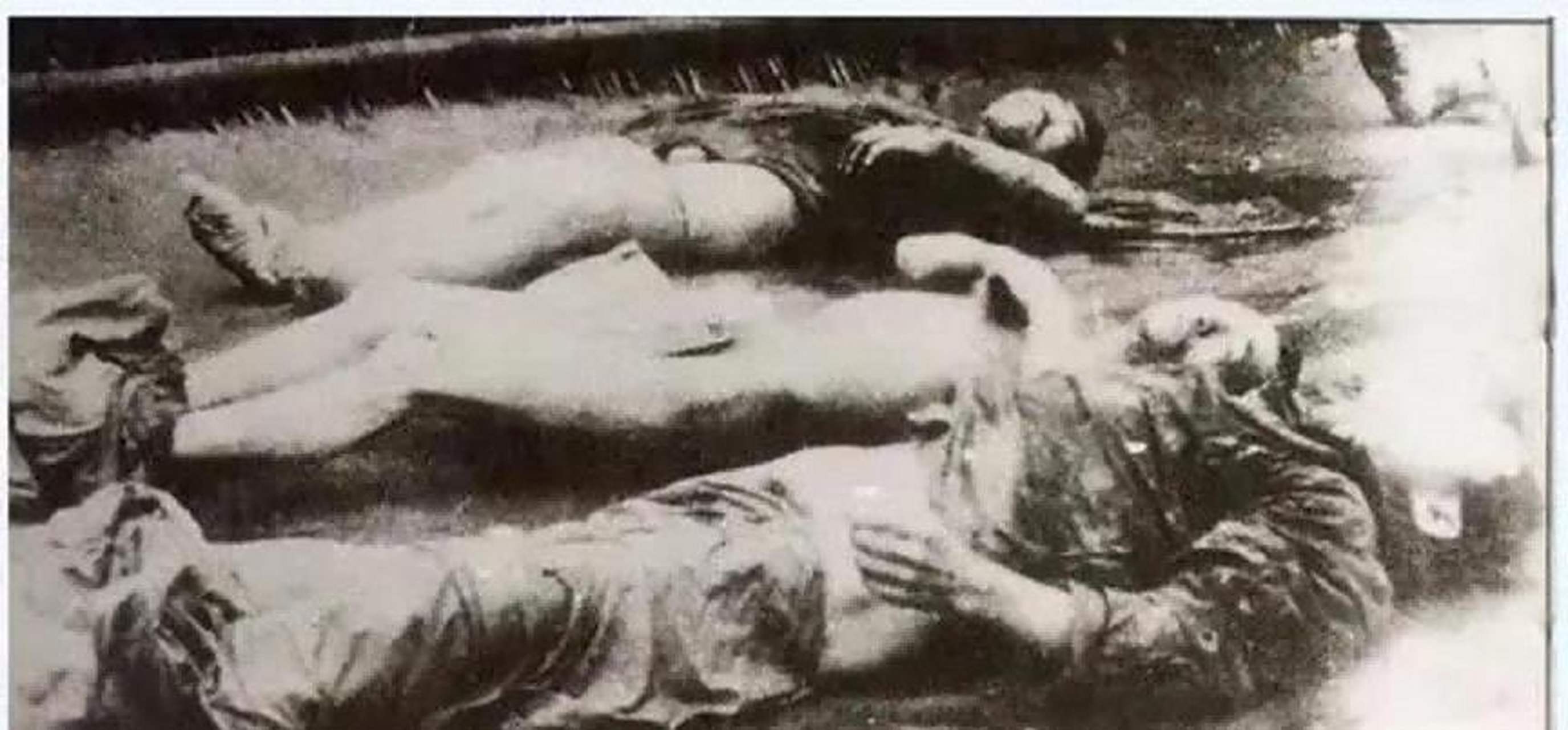 往往是强奸完后刚一撒手,女人就逃跑,士兵们便像射