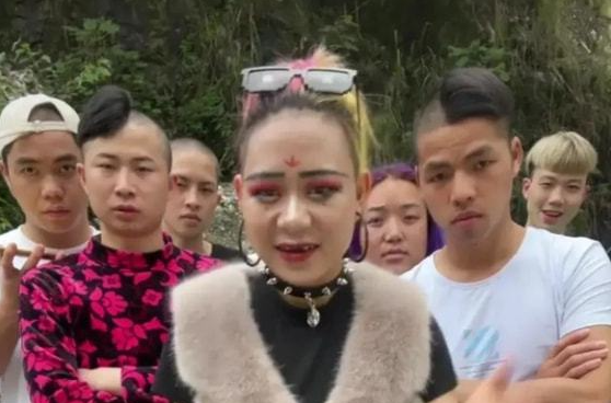 丑怪之首贵州牙妹,靠恶搞扮丑圈粉30万,大快人心!被永久封禁