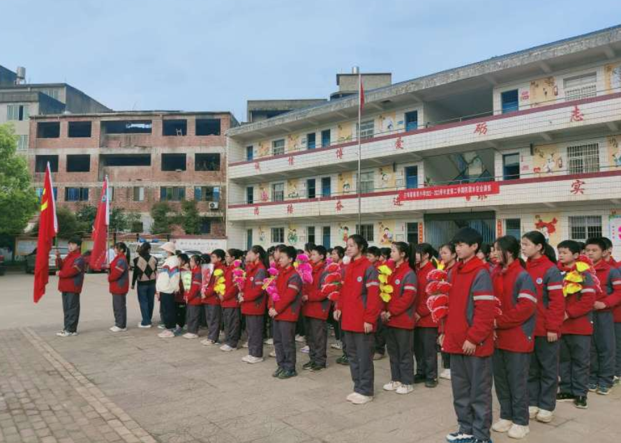 余干县古埠镇南岗小学开展清明"祭英烈"活动