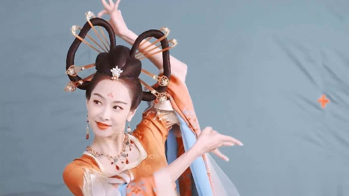 宋茜cos杨玉环,古风造型十分惊艳,身姿妖娆,举止优雅,绝美!