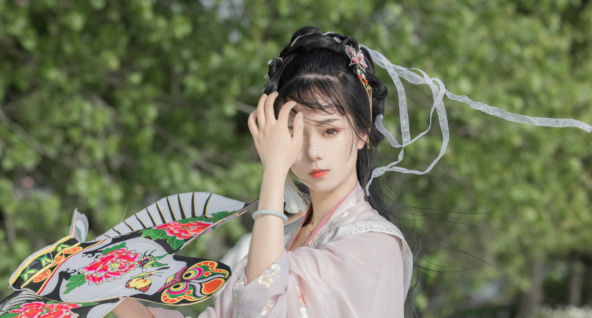 美女写真:娇媚小才女户外古风汉服美拍,花丛题诗放纸鸢