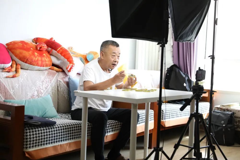 "结巴老爹"当起美食博主,超1000万粉丝追他的"馋人"晚年生活