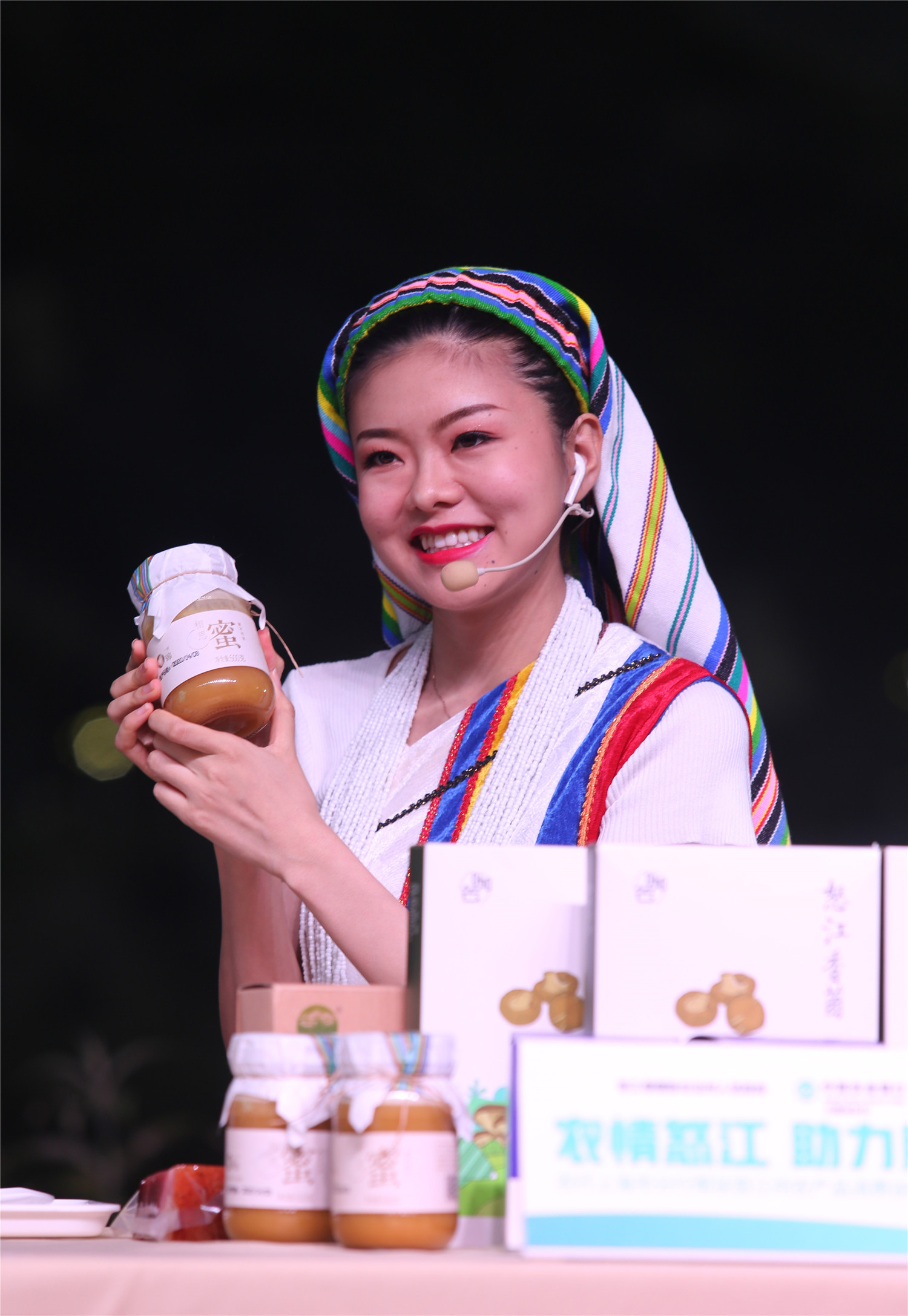 特写:云南大山里的"非遗"直播带货