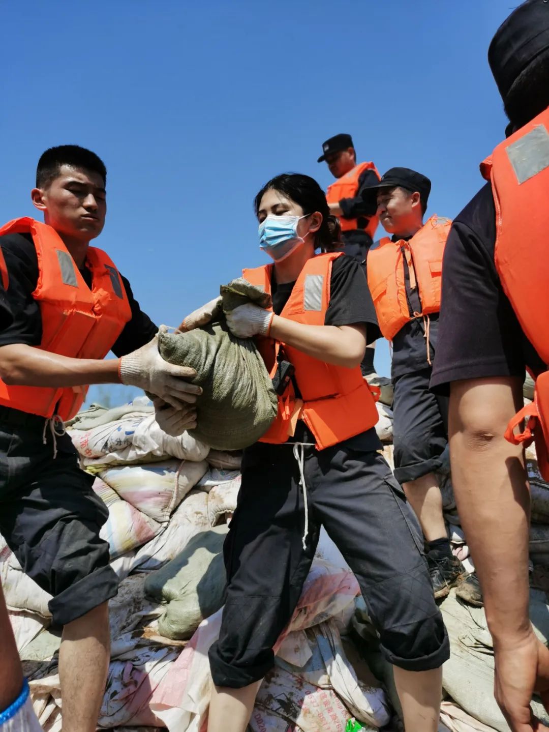「人民至上——河南省防汛救灾中的政法担当」暴雨洪涝来袭,这群人却"