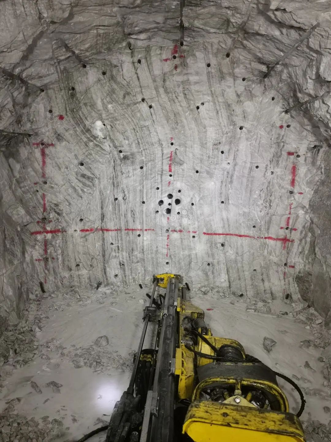 项目聚焦|东南矿1080水平运输巷光面爆破创佳绩