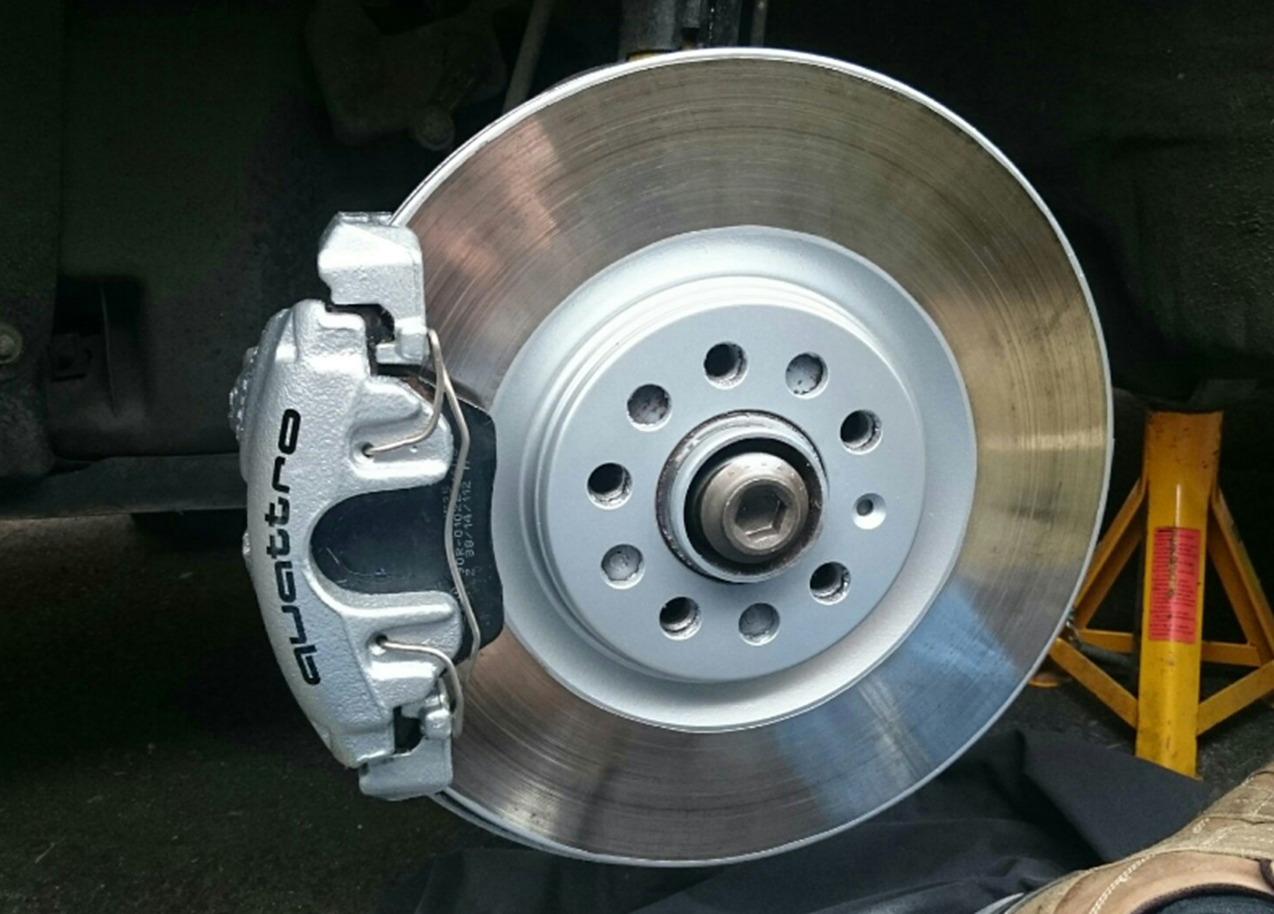 汽车刹车盘生锈正常吗?汽车刹车盘的作用?