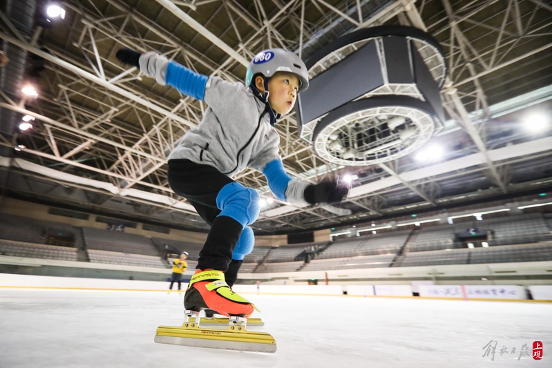 体验冰上飞翔,仅上海飞扬冰上运动中心,就有近30所中小学参与这项运动
