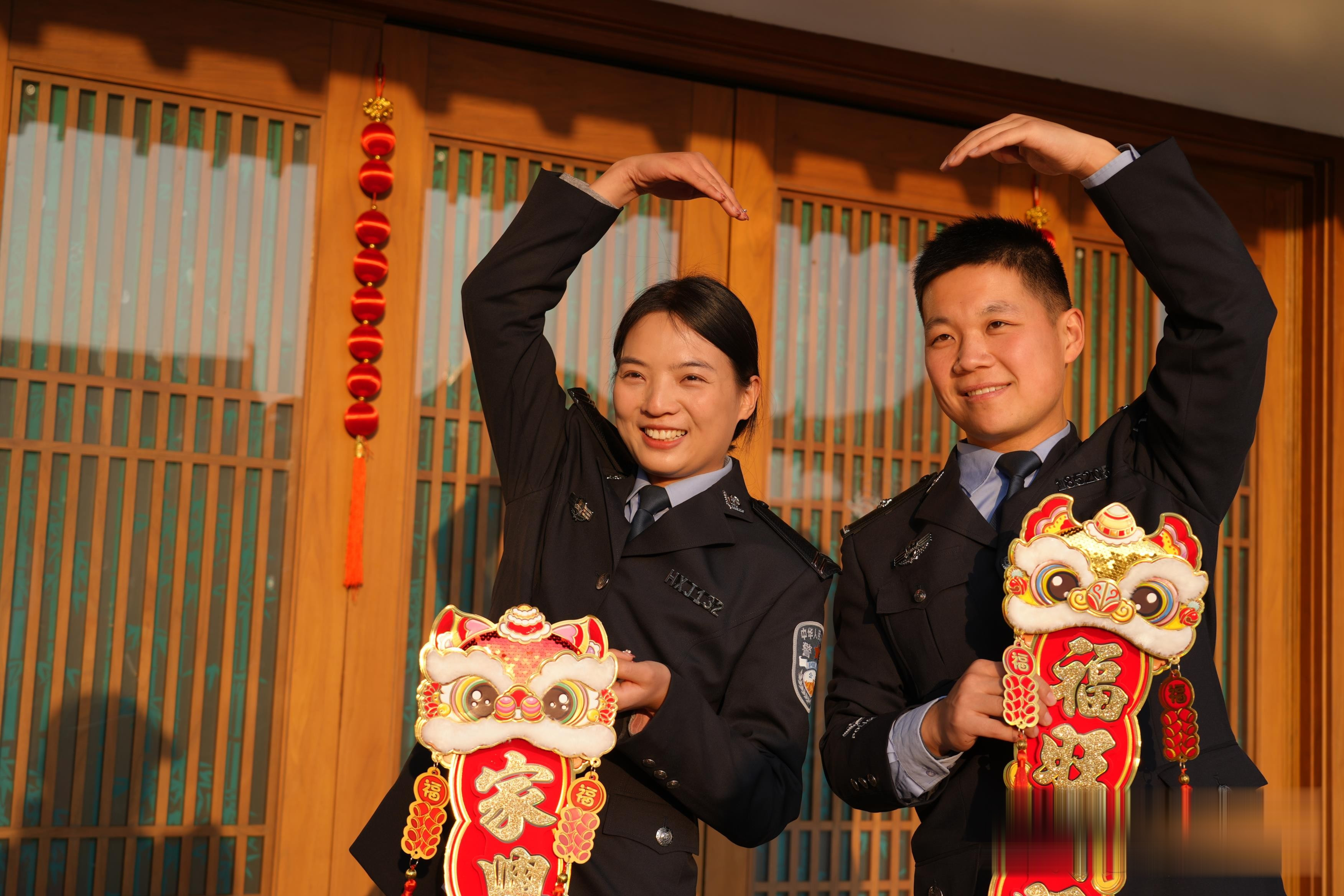 河南淮滨公安民警制作宣传片欢欢喜喜迎新年!