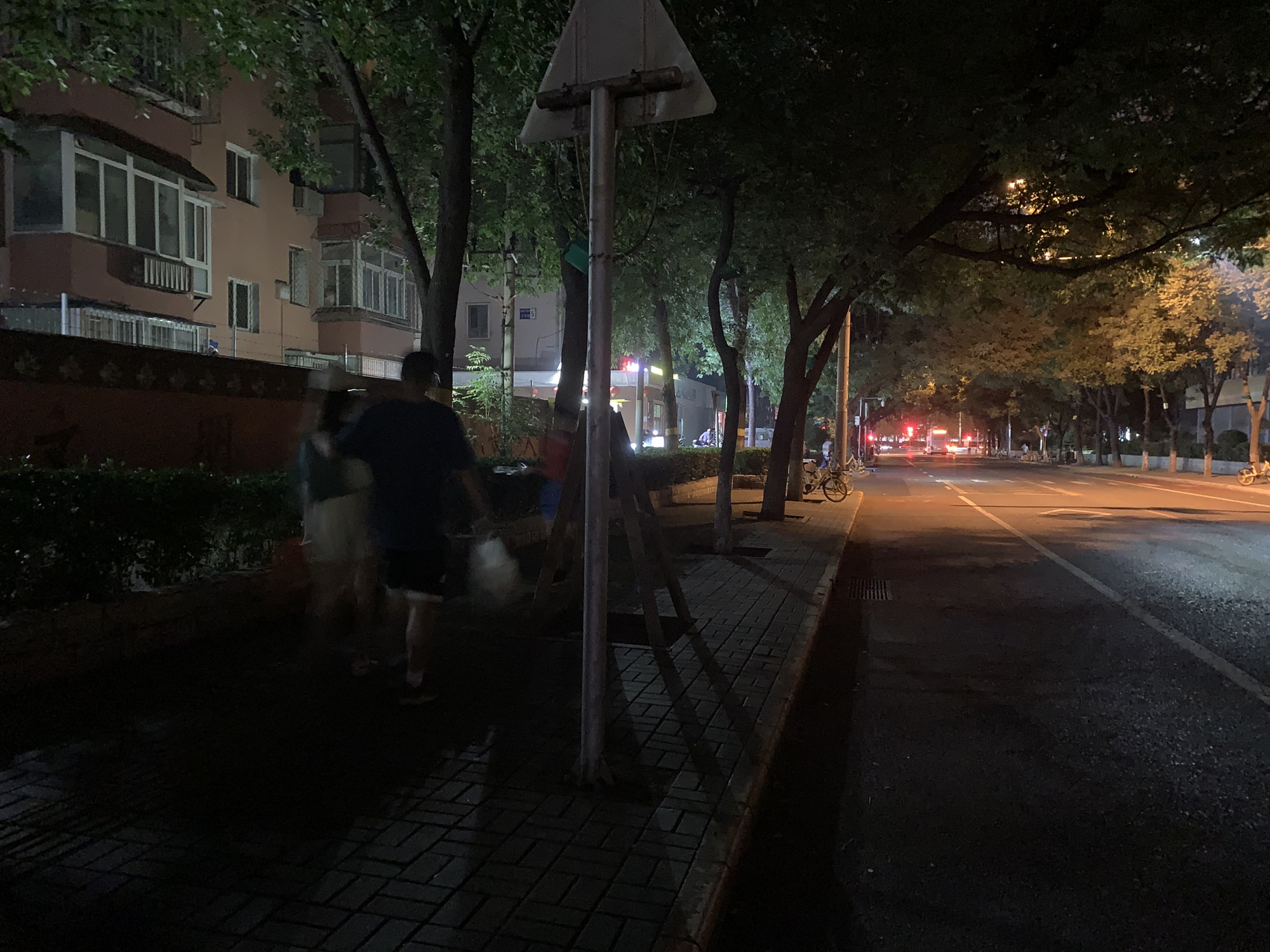 太黑!走夜路成了"睁眼瞎"