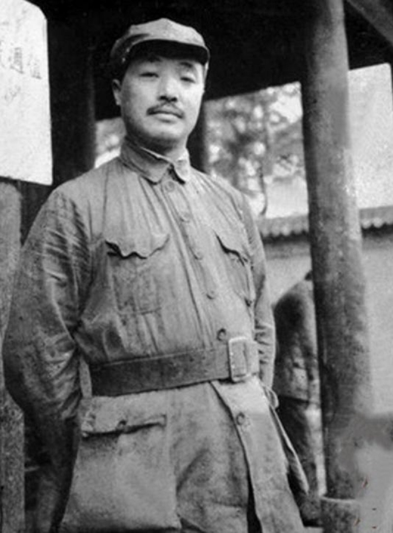 红军时期,贺龙救过一个小战士,小战士后成开国少将,儿子是中将