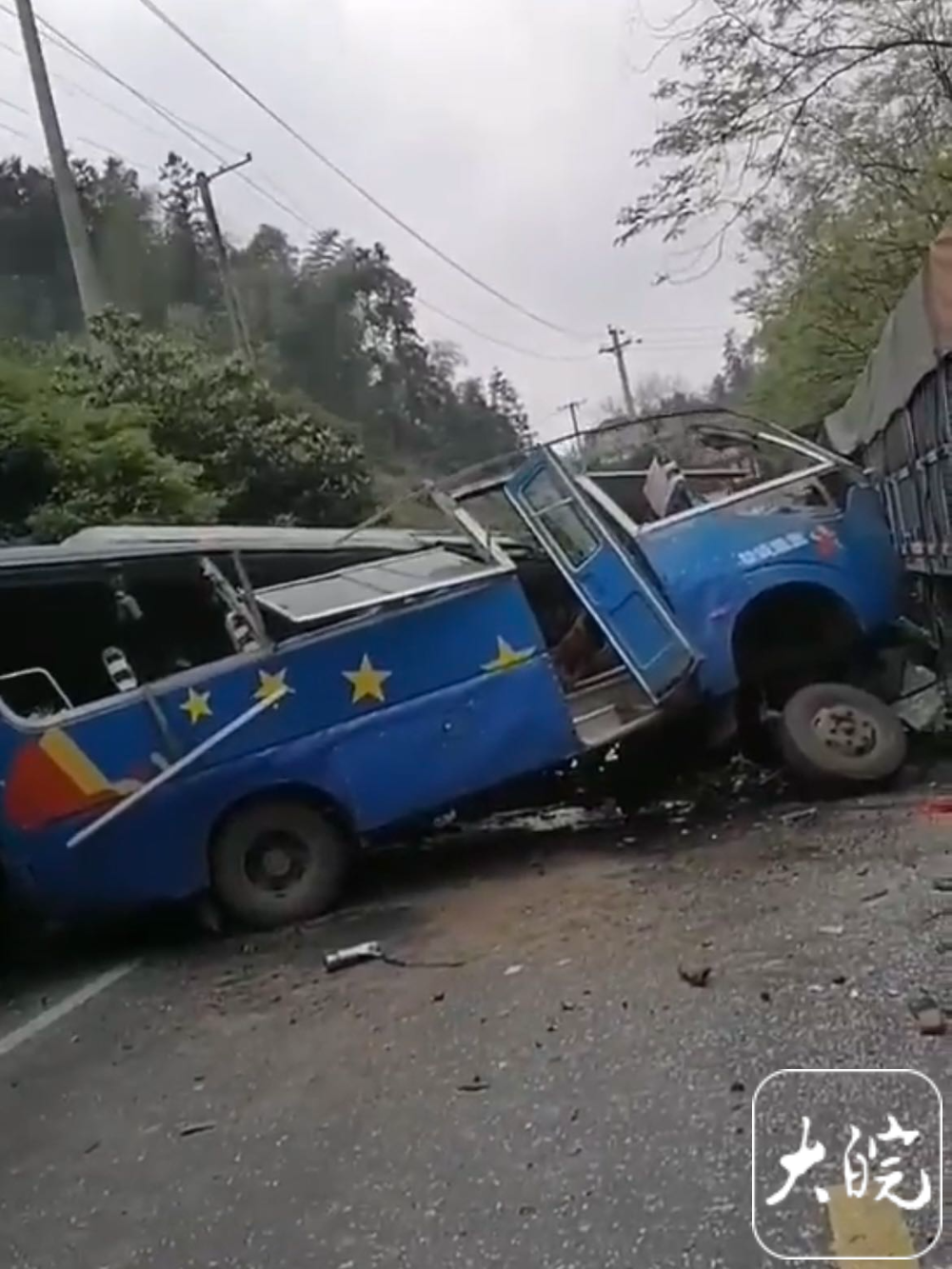 突发!湖南一辆中巴车发生车祸致车身受损变形 有3名伤者已送医